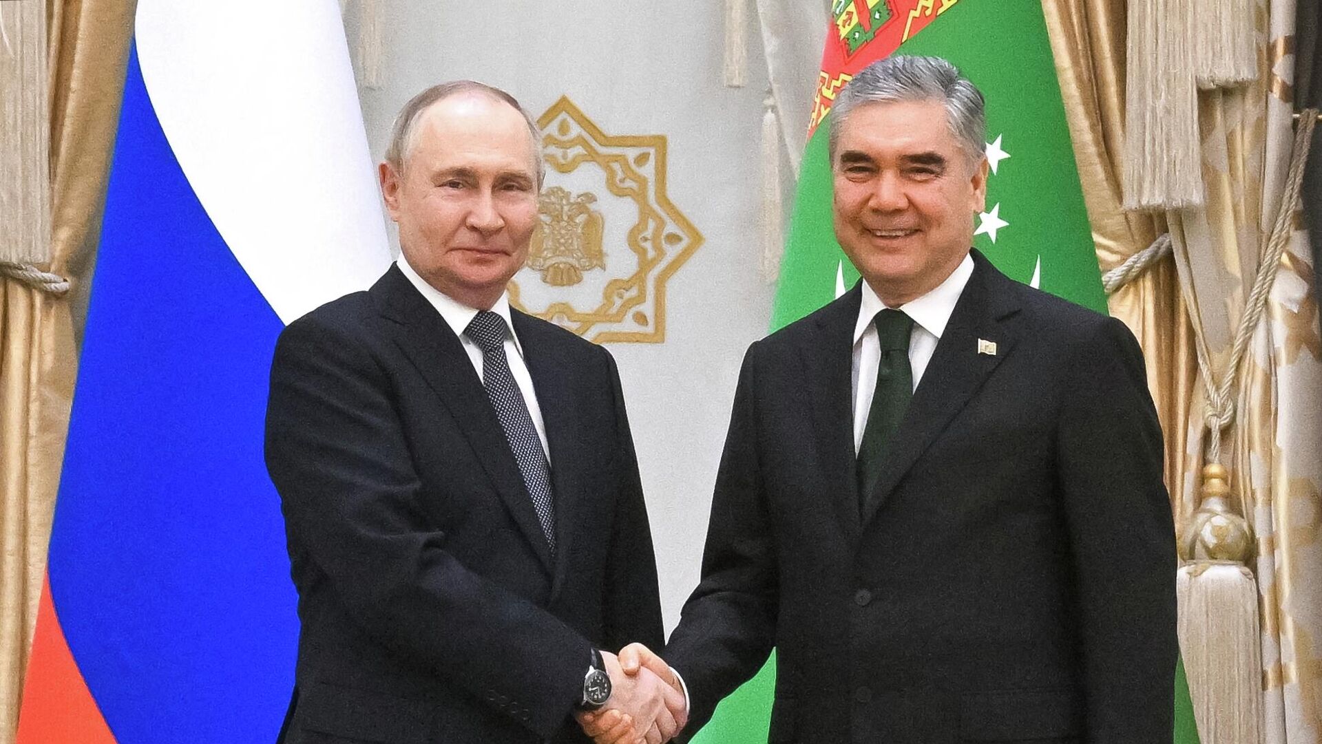 Президент РФ Владимир Путин и председатель народного совета Туркменистана Гурбангулы Бердымухамедов во время встречи в Ашхабаде - Sputnik Кыргызстан, 1920, 12.12.2025