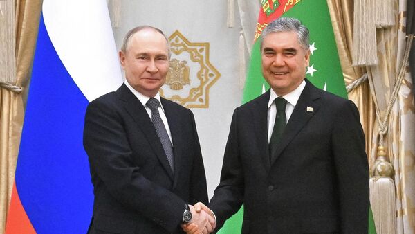 Президент РФ Владимир Путин и председатель народного совета Туркменистана Гурбангулы Бердымухамедов во время встречи в Ашхабаде - Sputnik Кыргызстан