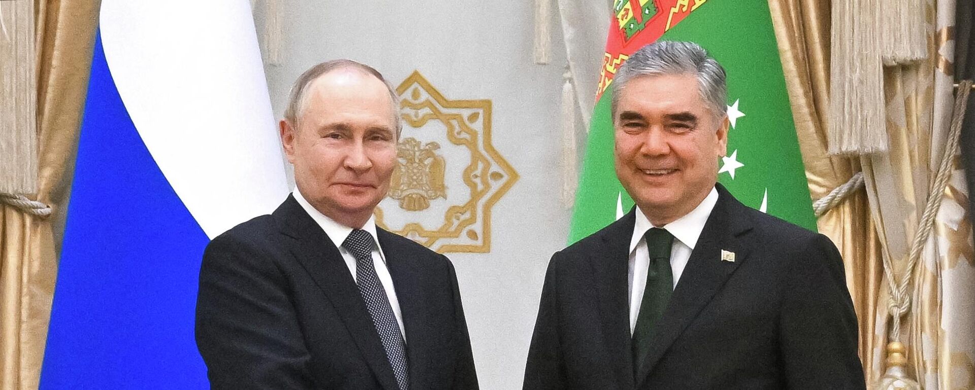 Россиянын лидери Владимир Путин Ашхабад сапарынын учурунда Түркмөн элдик кеңешинин төрагасы Гурбангулы Бердымухамедов менен жолукту - Sputnik Кыргызстан, 1920, 12.12.2025