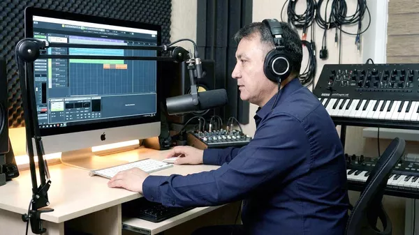 Нейрогүл, Нейробек ырдап жатат деп жүрдүм. ЖИ аранжировкачы менен видеомаек - Sputnik Кыргызстан