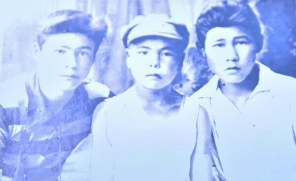 Бул сүрөттөгү болпойгон бала (ортодо) — Алыкул Осмонов. Токмоктогу балдар үйү, 1928-жыл. - Sputnik Кыргызстан