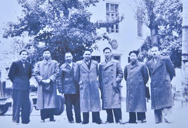 Алыкул акын адабияттагы сапарлаштары менен түшүптүр. 1948-жыл. Солдон тарта: Насирдин Байтемиров, Алыкул Осмонов, Мукамбет Догдуров, Кубанычбек Маликов, Ясыр Шиваза, Смар Шимеев, Кайсын Кулиев. - Sputnik Кыргызстан