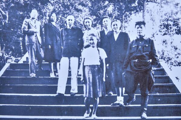 Акын калемдештери, теңтуштары менен. &quot;Койсары&quot; курорту. 1944-жыл. Алыкул аскер кийимчен турат. - Sputnik Кыргызстан