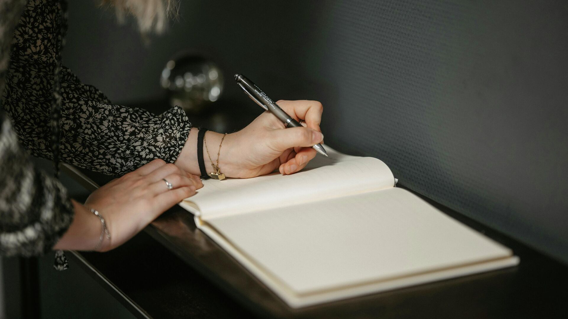 Аял дептерге калем менен жазып жатат. Иллюстрациялык сүрөт - Sputnik Кыргызстан, 1920, 14.12.2025