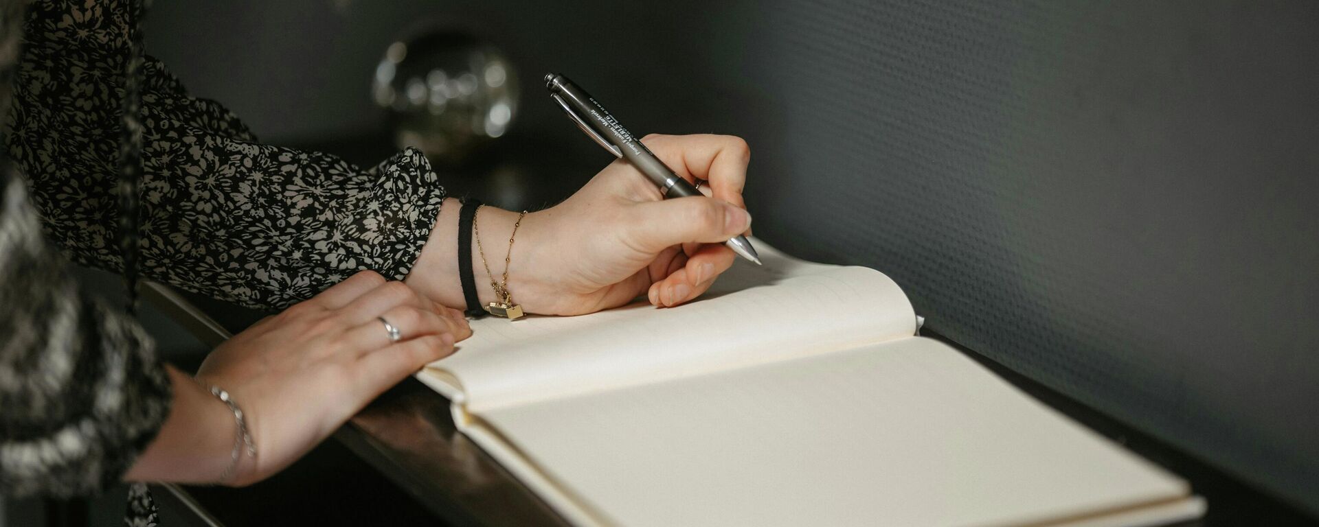 Аял дептерге калем менен жазып жатат. Иллюстрациялык сүрөт - Sputnik Кыргызстан, 1920, 14.12.2025