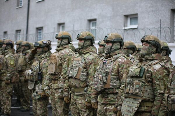 Он обсудил с военнослужащими вопросы прохождения службы и бытовые условия, а также ознакомился с условиями проживания их семей - Sputnik Кыргызстан