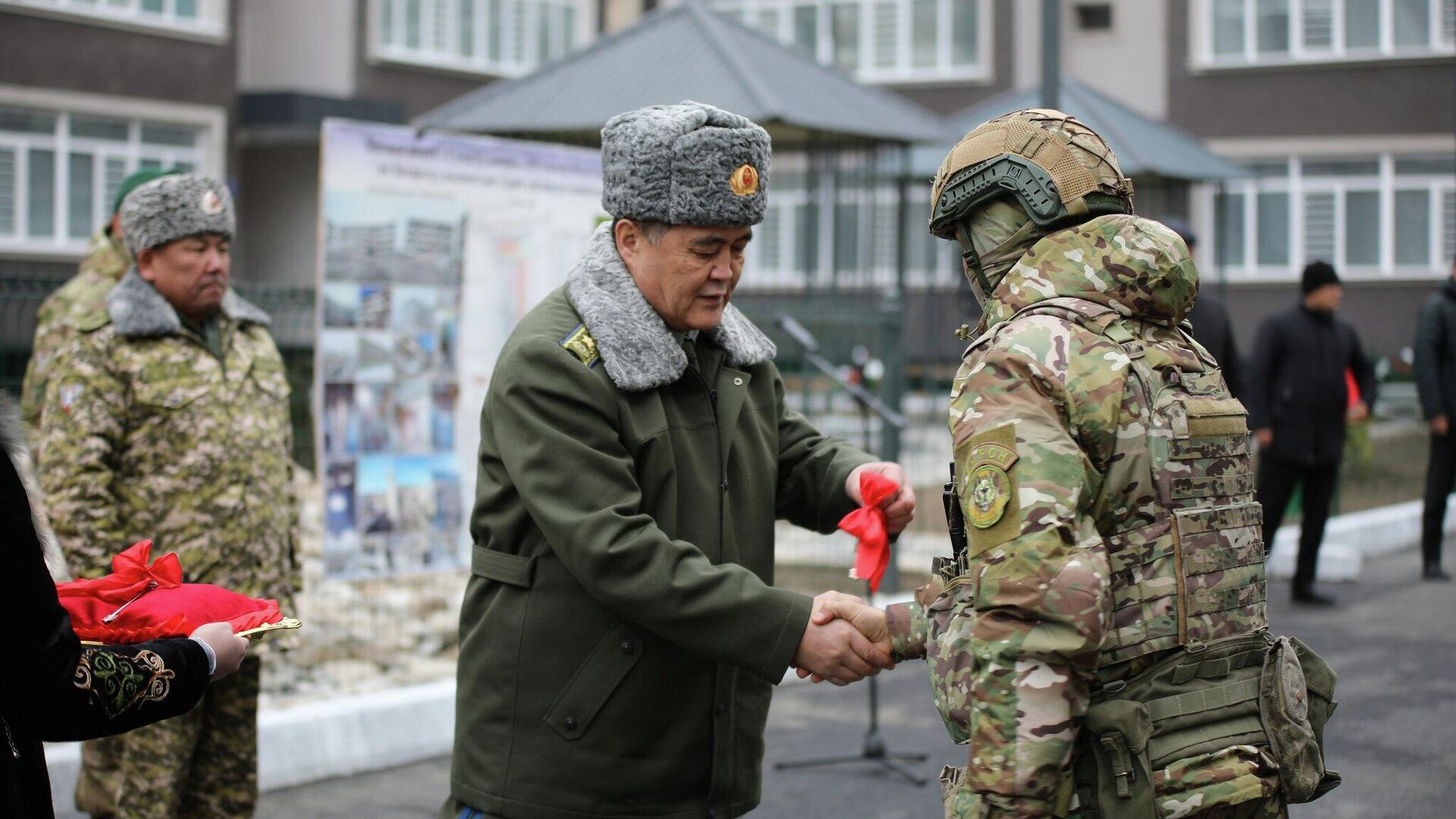 Камчыбек Ташиев вручил ключи от служебных квартир пограничникам в Сулюкте - Sputnik Кыргызстан, 1920, 12.12.2025