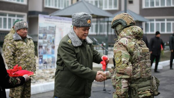 Ташиев Сүлүктүдө чек арачыларга батирлердин ачкычын тапшырды - Sputnik Кыргызстан