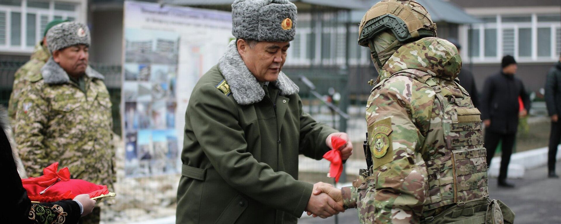 Ташиев Сүлүктүдө чек арачыларга батирлердин ачкычын тапшырды - Sputnik Кыргызстан, 1920, 12.12.2025