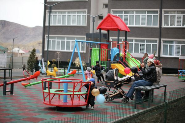 Ташиев отметил, что в ближайшее время в отдаленных и приграничных населенных пунктах планируется строительство дополнительных служебных домов и объектов инфраструктуры - Sputnik Кыргызстан