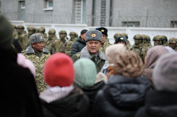 В ходе рабочей поездки в Баткенскую область Камчыбек Ташиев посетил пограничную заставу &quot;Жаны-Жер&quot; - Sputnik Кыргызстан