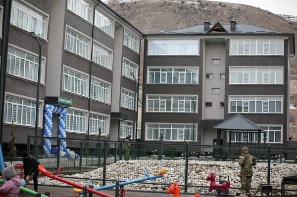 Ташиев вручил ключи от 64 служебных квартир военным, дислоцирующимся в Сулюкте - Sputnik Кыргызстан