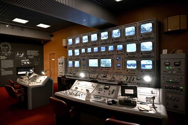 Касымалиев вместе с премьер-министрами государств-членов и наблюдателями ЕАЭС ознакомился с музеем, расположенным в павильоне &quot;Атом&quot;. Он находится на ВДНХ и считается крупнейшим образовательным центром. - Sputnik Кыргызстан