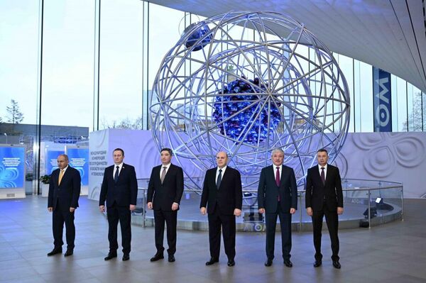 Председатель кабинета министров Адылбек Касымалиев в рамках рабочего визита в Россию посетил в Москве павильон, демонстрирующий развитие атомной промышленности - Sputnik Кыргызстан