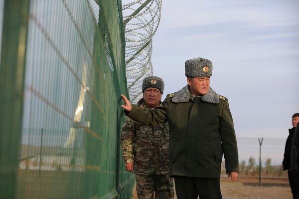 Учурда Тажикстан менен болгон чек аранын 80 пайызына зым тартылып бүткөн - Sputnik Кыргызстан