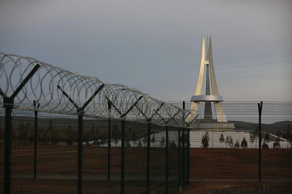 Порядка 80% участка кыргызско-таджикской границы оборудовано проволочными заграждениями - Sputnik Кыргызстан