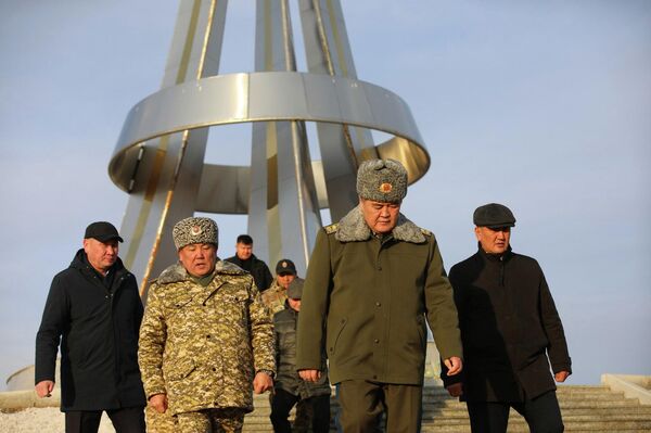 глава ГКНБ Камчыбек Ташиев посетил район стыка границ Кыргызстана, Узбекистана и Таджикистана - Sputnik Кыргызстан