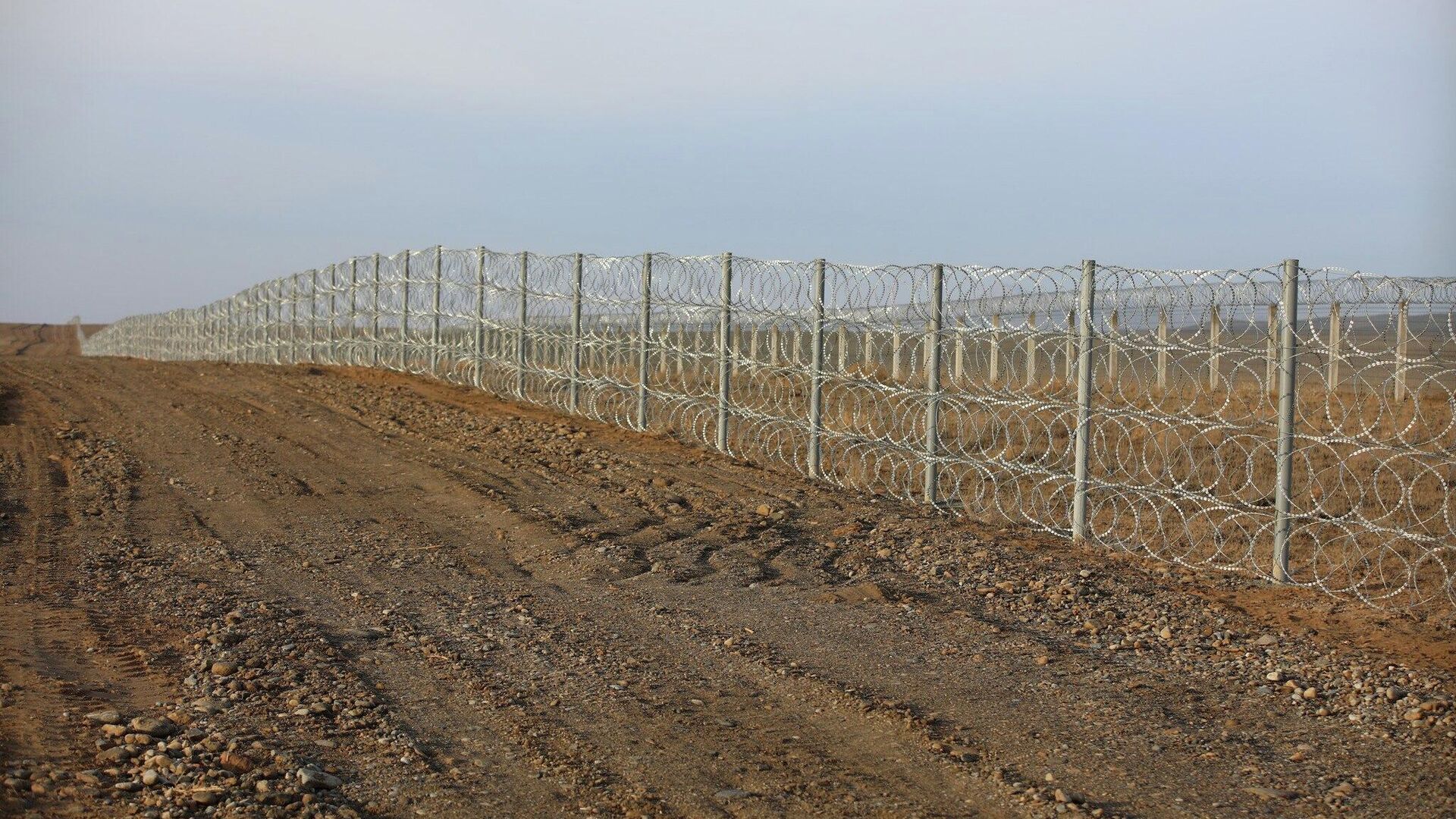 Порядка 80% участка кыргызско-таджикской границы оборудовано проволочными заграждениями - Sputnik Кыргызстан, 1920, 12.12.2025