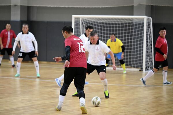 Турнирдин ачылышы Кыргыз футбол биримдигинин Улуттук футбол академиясында өтүп, ага 16 команда катышууда Турнирдин ачылышы Кыргыз футбол биримдигинин Улуттук футбол академиясында өтүп, ага 16 команда катышууда - Sputnik Кыргызстан