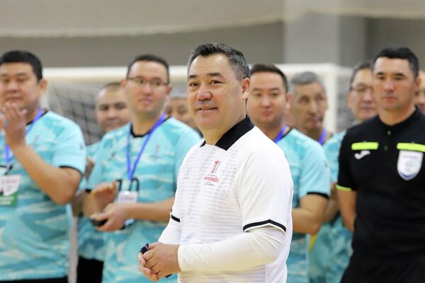 Садыр Жапаровдун катышуусунда салттуу "Мурас" достук футбол турнири башталганын өлкө башчынын маалымат кызматы билдирди Садыр Жапаровдун катышуусунда салттуу "Мурас" достук футбол турнири башталганын өлкө башчынын маалымат кызматы билдирди - Sputnik Кыргызстан