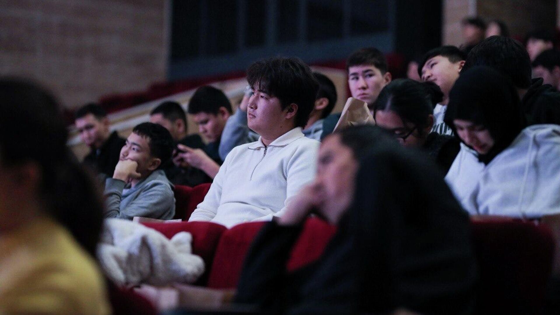 Спецпоказ фильма Оливера Стоуна Атом в Бишкеке Спецпоказ фильма Оливера Стоуна Атом в Бишкеке - Sputnik Кыргызстан, 1920, 13.12.2025