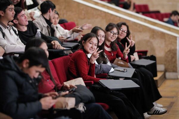 Мероприятие, организованное госкорпорацией "Росатом", собрало более 300 студентов и стало стартом цикла научно-просветительских встреч Мероприятие, организованное госкорпорацией "Росатом", собрало более 300 студентов и стало стартом цикла научно-просветительских встреч - Sputnik Кыргызстан