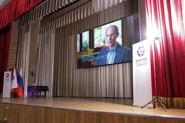 В Кыргызско-Российском Славянском университете состоялся специальный показ документального фильма Оливера Стоуна "Атом" В Кыргызско-Российском Славянском университете состоялся специальный показ документального фильма Оливера Стоуна "Атом" - Sputnik Кыргызстан