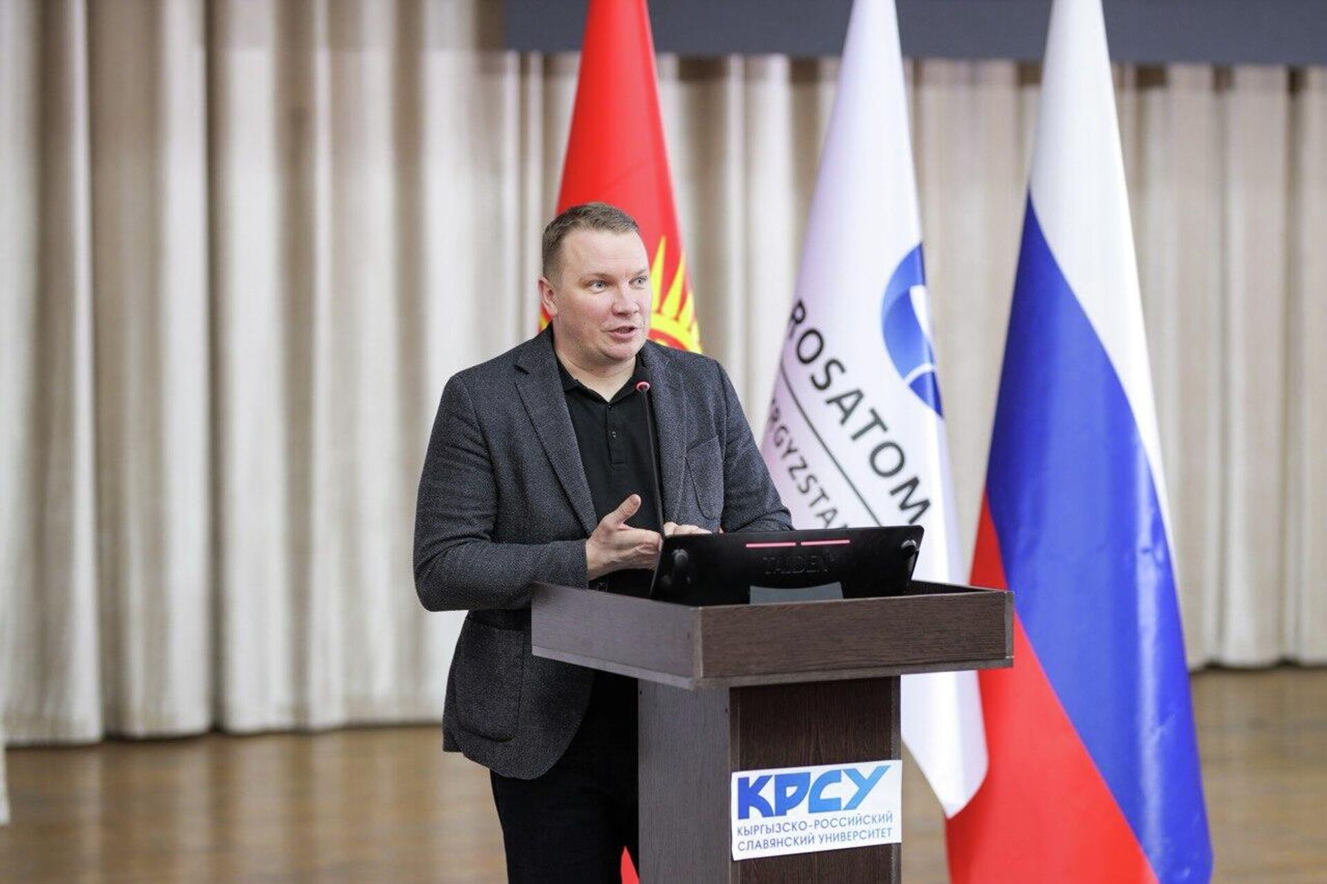 Спецпоказ фильма Оливера Стоуна Атом в Бишкеке Спецпоказ фильма Оливера Стоуна Атом в Бишкеке - Sputnik Кыргызстан, 1920, 13.12.2025