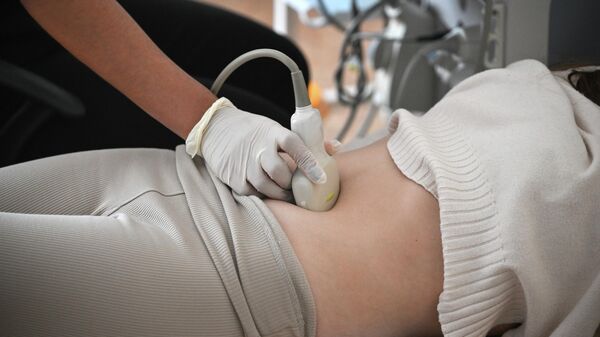 Врач проводит осмотр пациентки в перинатальном центре. Архивное фото - Sputnik Кыргызстан