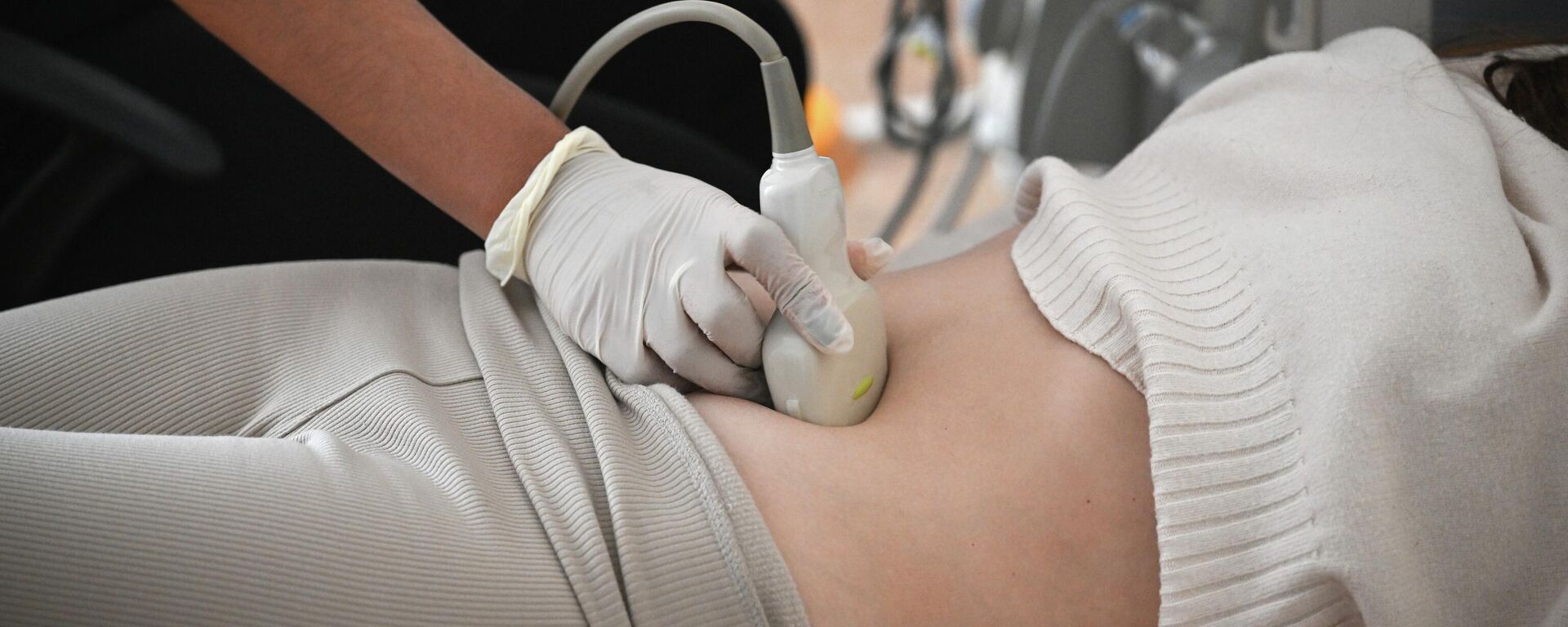 Врач проводит осмотр пациентки в перинатальном центре. Архивное фото - Sputnik Кыргызстан, 1920, 13.12.2025