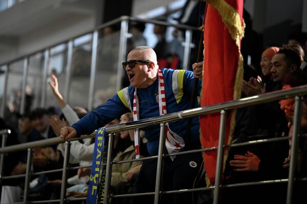 Өзүнүн командасын алдыга сүрөп жаткан күйөрман - Sputnik Кыргызстан