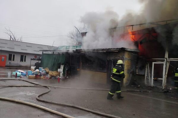 В Бишкеке произошел крупный пожар на рынке &quot;Азиз&quot; - Sputnik Кыргызстан