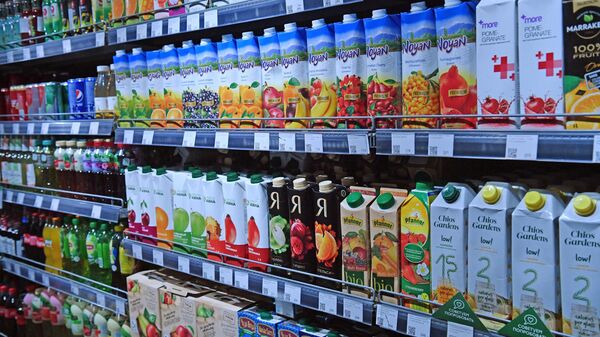 Соки на полке в супермаркете. Архивное фото - Sputnik Кыргызстан