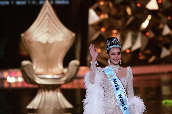 Опал Сучата Чуангсри из Таиланда празднует победу на конкурсе "Мисс мира" - Sputnik Кыргызстан