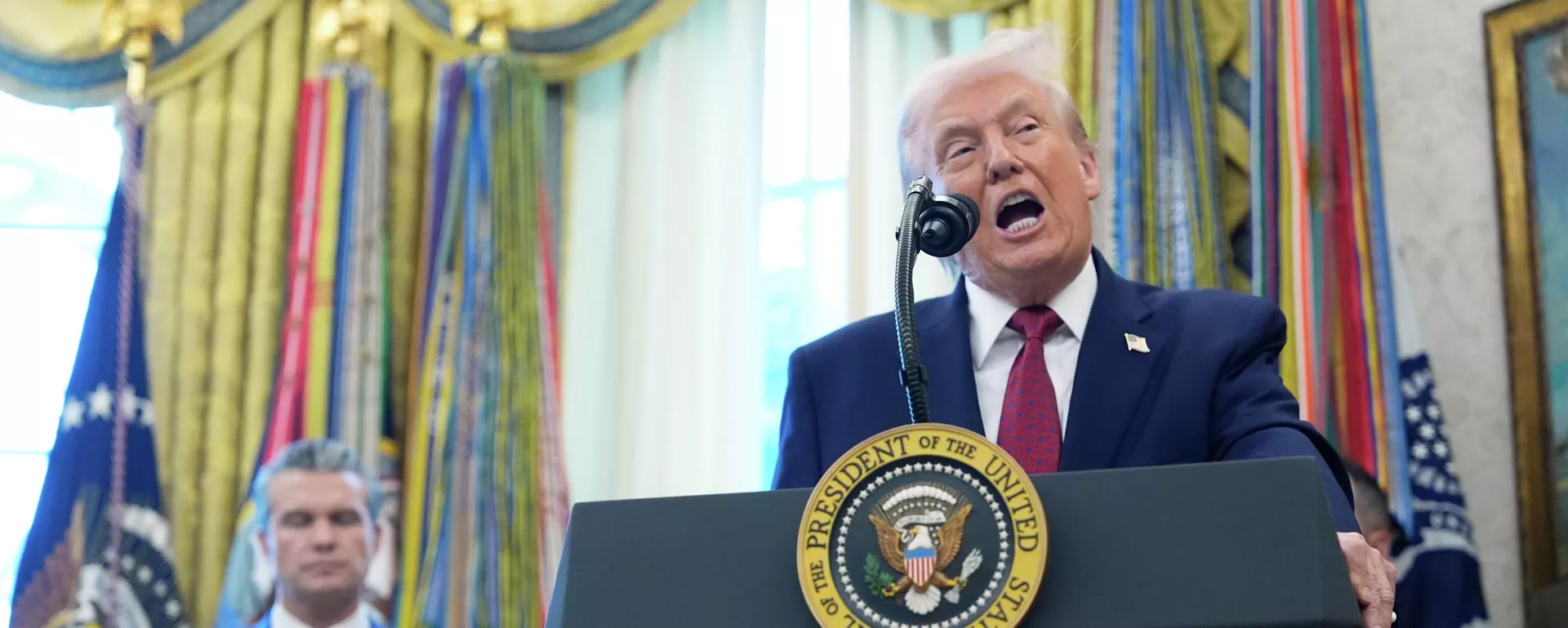 АКШ президенти Дональд Трамп  - Sputnik Кыргызстан, 1920, 16.12.2025