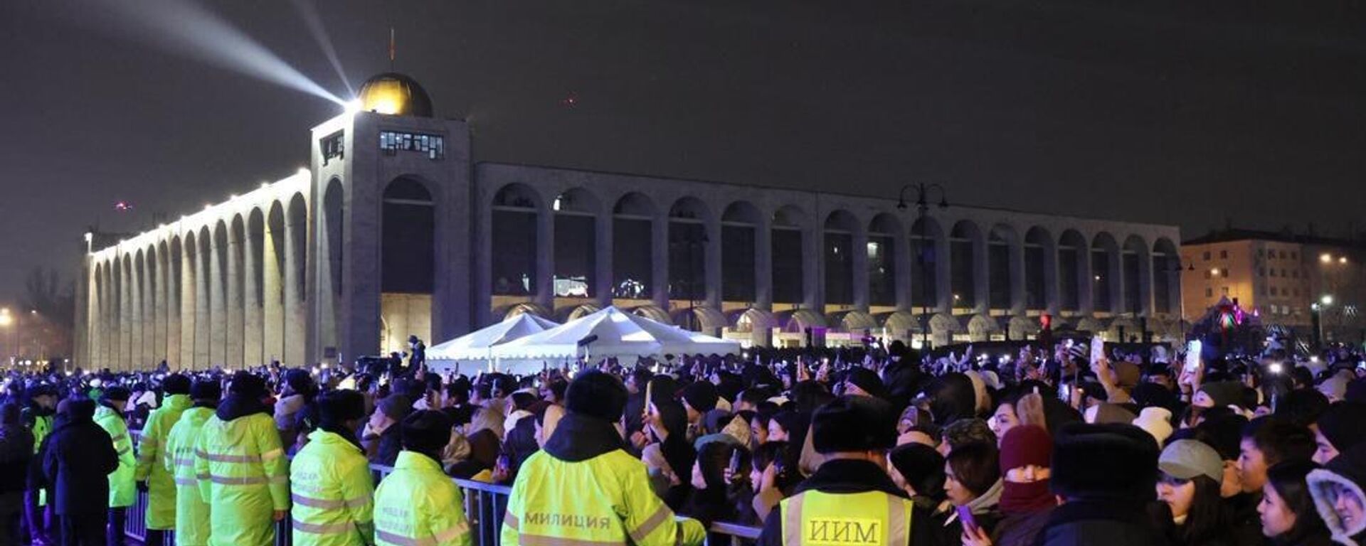 Милиция обеспечивает правопорядок на площади Ала-Тоо. Архивное фото - Sputnik Кыргызстан, 1920, 01.01.2026