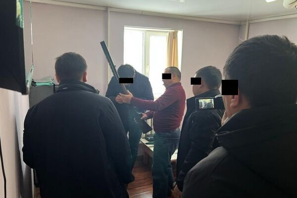 Ички иштер министрлигинин Күзөт кызматы башкармалыгынын башчысы кол алдындагылардан пара алууга шектелип кармалганын УКМКдан билдиришти - Sputnik Кыргызстан