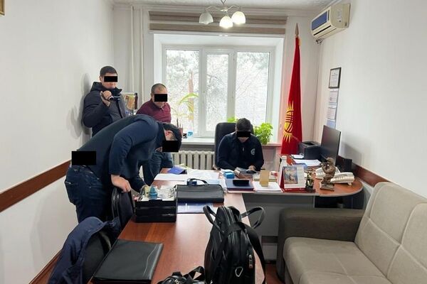 Комитеттен А.Т.А. аттуу шектүү 2024-жылдан тартып Балыкчынын күзөт бөлүмүнүн кызматкерлеринен ушул эле бөлүмдүн башчысы Д.Т.И. жана башка аффилирленген адамдар аркылуу мыйзамсыз акча чогултуу менен алектенип келгенин айтышты - Sputnik Кыргызстан