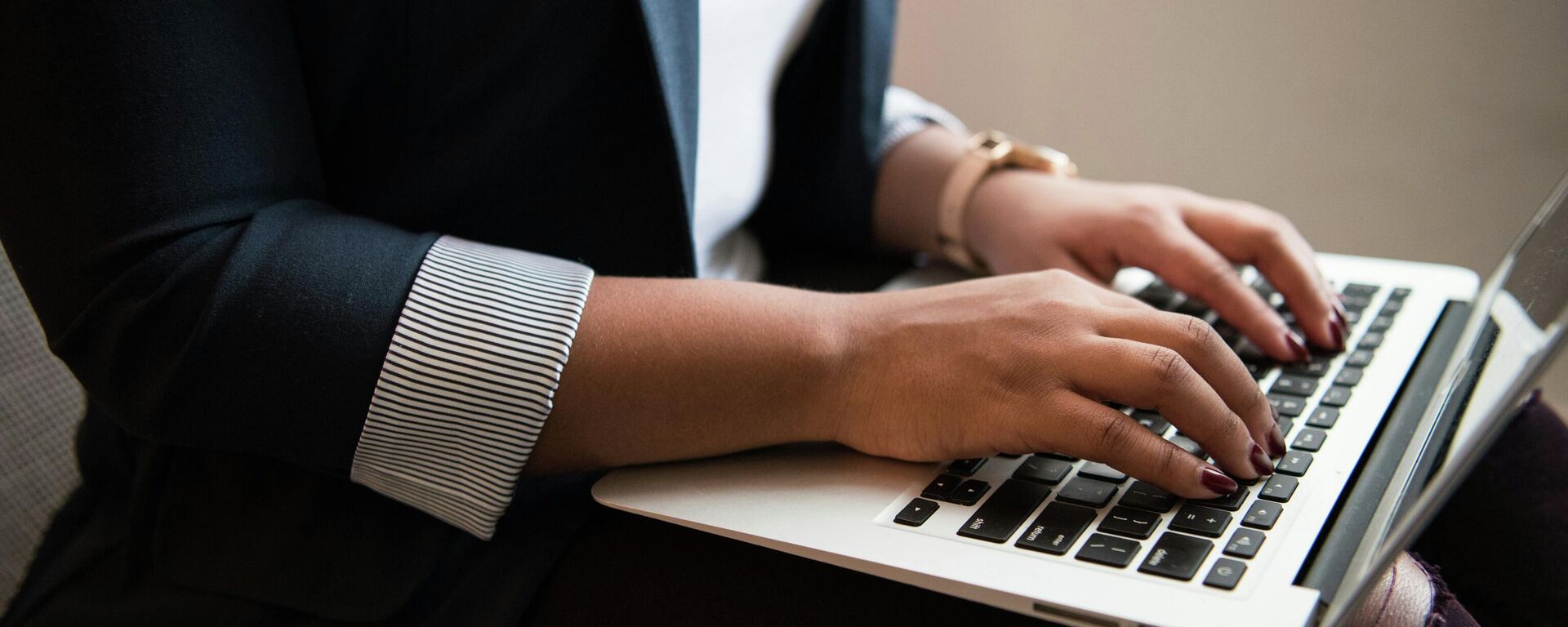 Женщина работает за ноутбуком. Иллюстративное фото - Sputnik Кыргызстан, 1920, 16.12.2025