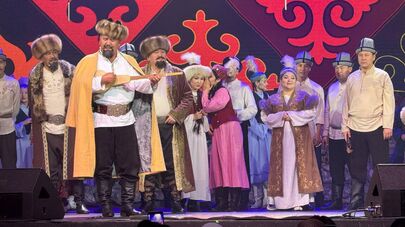 Артисты этно-мюзикла "Раймалы и Бегимай", поставленного по мотивам романа Ч. Айтматова "И дольше века длится день"