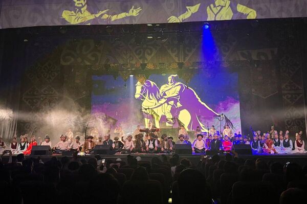 Элчи Кубанычбек Бөкөнтаев спектакль кыргыз элинин маданий жана руханий мурасын сактоого, жайылтууга багытталганын белгиледи - Sputnik Кыргызстан