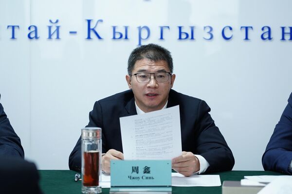 Общая стоимость проекта — 4,7 миллиардов долларов. Половину этой суммы (2,3 миллиардов долларов) Китай предоставит в виде кредита сроком на 35 лет совместной проектной компании, созданной тремя странами. Погашать кредит будет сама проектная компания - Sputnik Кыргызстан