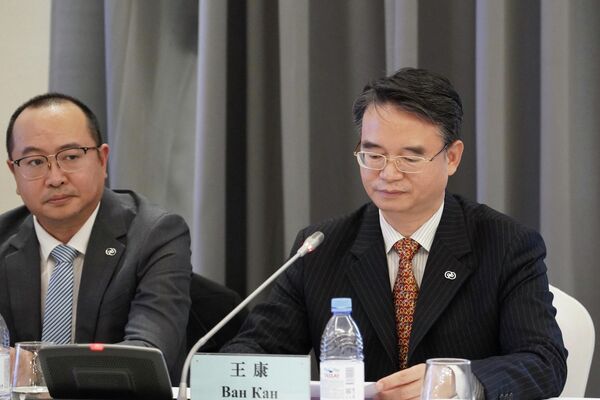 Соглашение заключено между ОсОО &quot;Компания железной дороги Китай — Кыргызстан — Узбекистан&quot; (совместной проектной компанией) и синдикатом банков Китая, в состав которого входят Госбанк развития КНР и &quot;Эксимбанк&quot; - Sputnik Кыргызстан