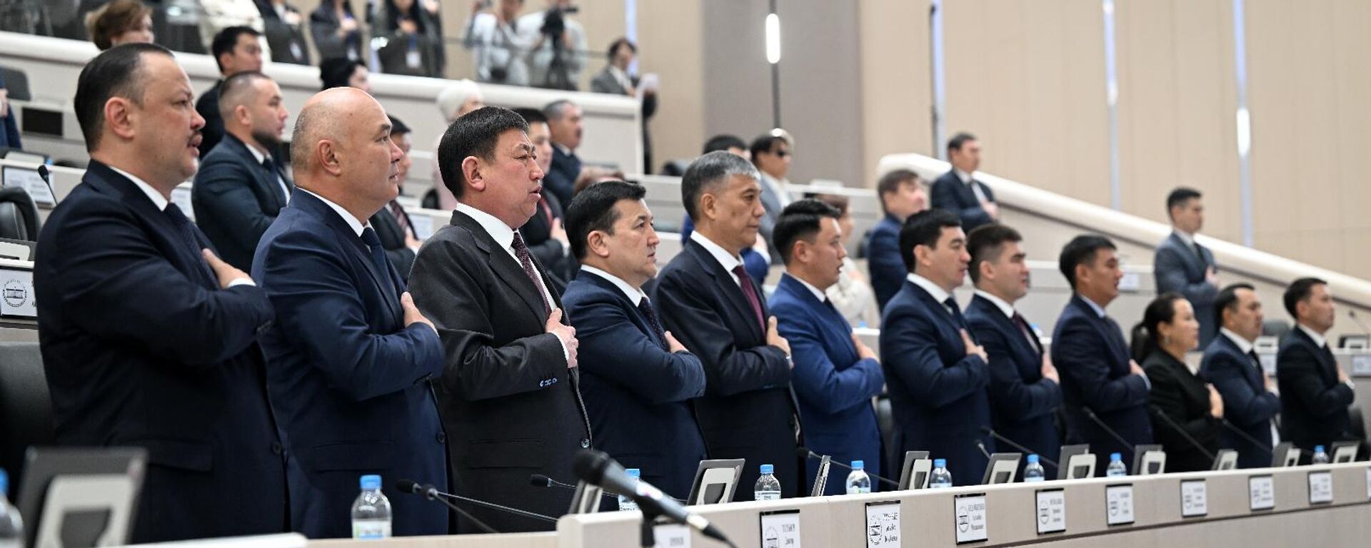 Торжественное открытие первого заседания депутатов VIII созыва Жогорку Кенеша - Sputnik Кыргызстан, 1920, 17.12.2025