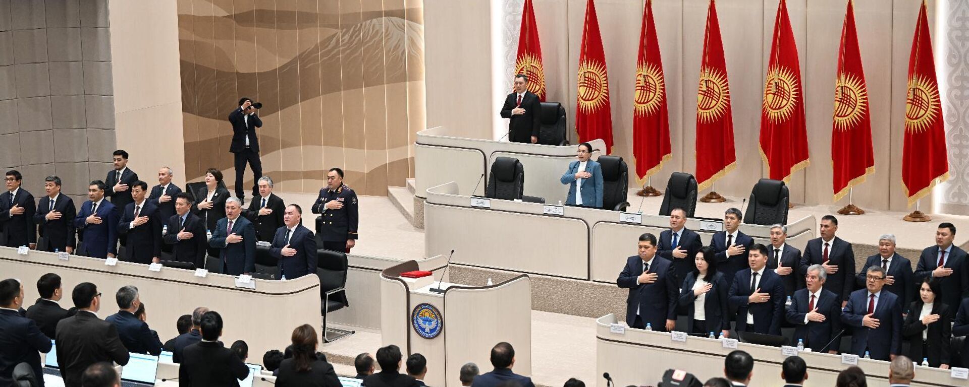 Жогорку Кеңештин VIII чакырылышынын алгачкы жыйыны  - Sputnik Кыргызстан, 1920, 17.12.2025
