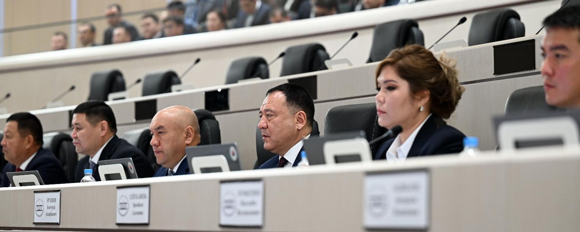 Жогорку Кеңештин депутаттары жыйын учурунда - Sputnik Кыргызстан, 1920, 18.12.2025