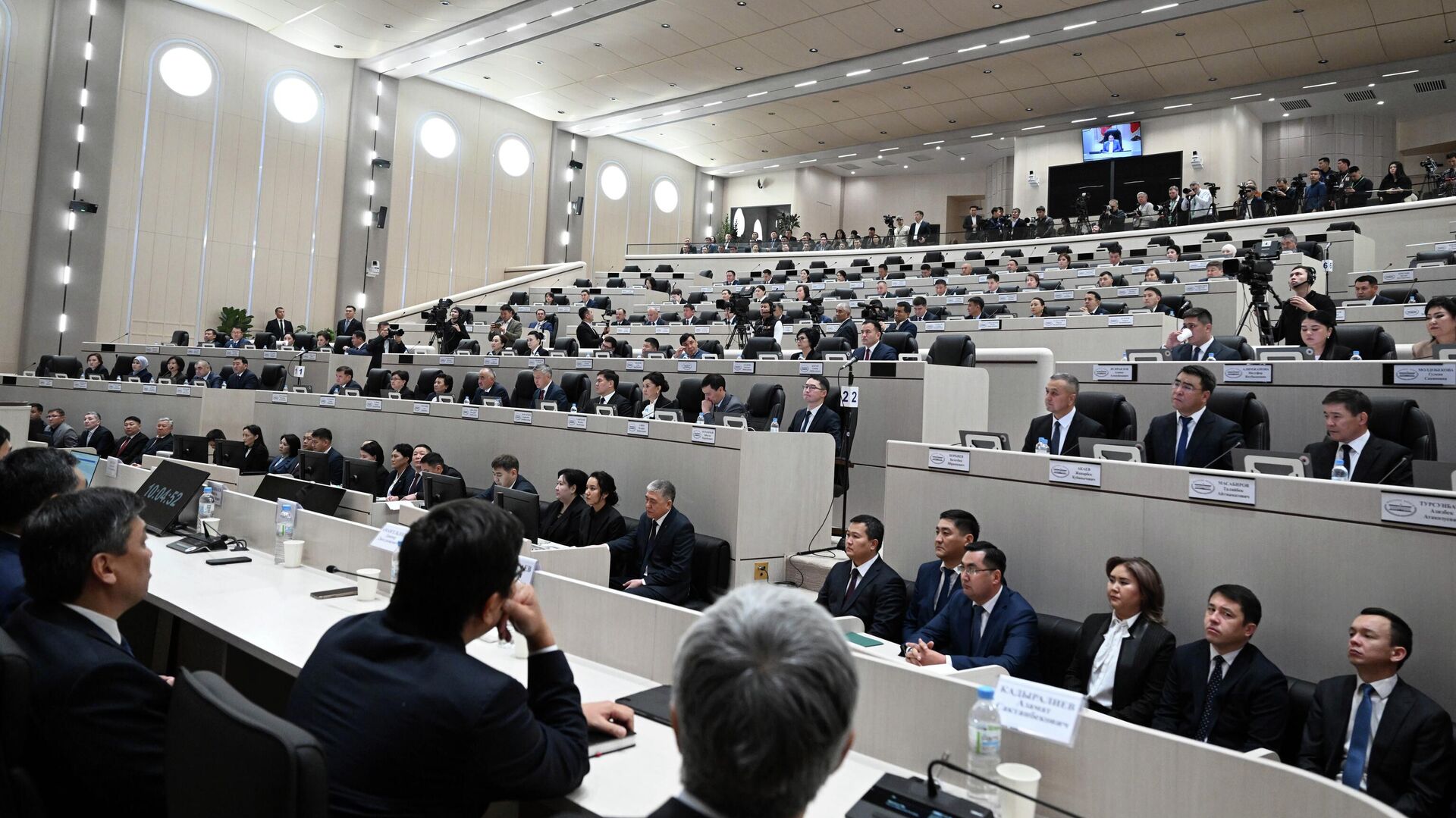 Жогорку Кеңештин VIII чакырылышынын алгачкы жыйынында Жогорку Кеңештин VIII чакырылышынын алгачкы жыйынында - Sputnik Кыргызстан, 1920, 17.12.2025