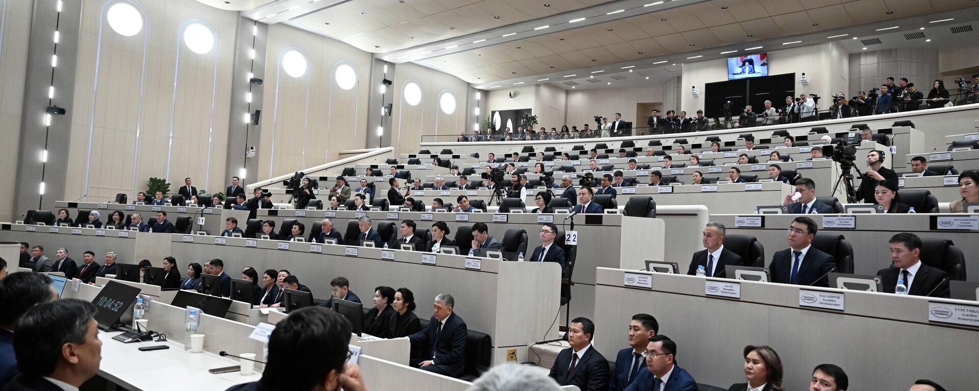 Жогорку Кеңештин VIII чакырылышынын алгачкы жыйынында  - Sputnik Кыргызстан, 1920, 17.12.2025