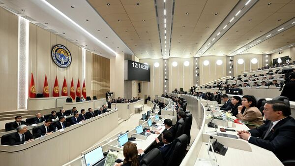 Президент КР выступил на первом заседании депутатов Жогорку Кенеша VIII созыва - Sputnik Кыргызстан