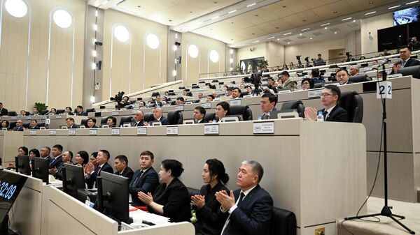 Президент КР выступил на первом заседании депутатов Жогорку Кенеша VIII созыва - Sputnik Кыргызстан